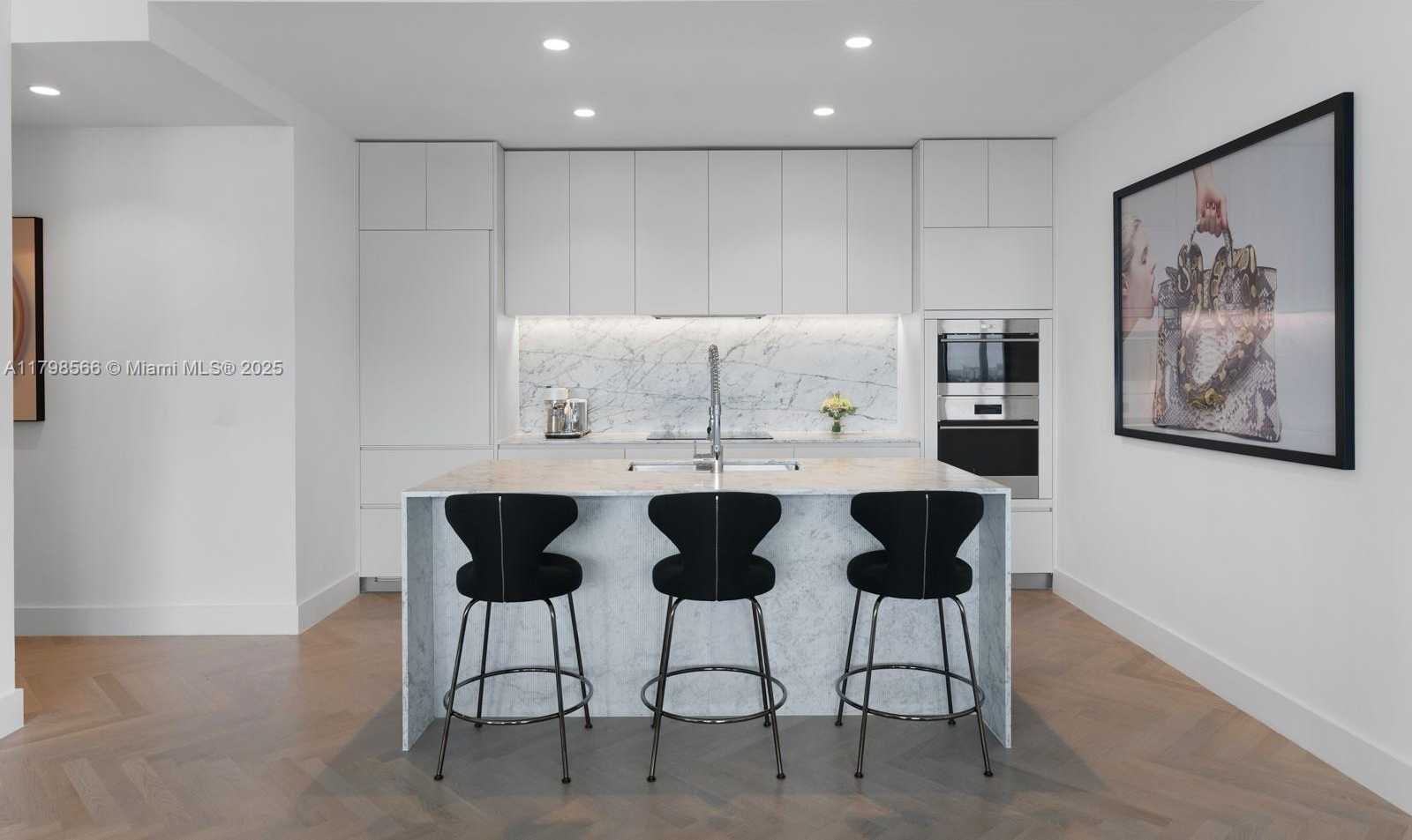 Small Image of 5775 COLLINS AVE #1005, Miami Beach Number 4