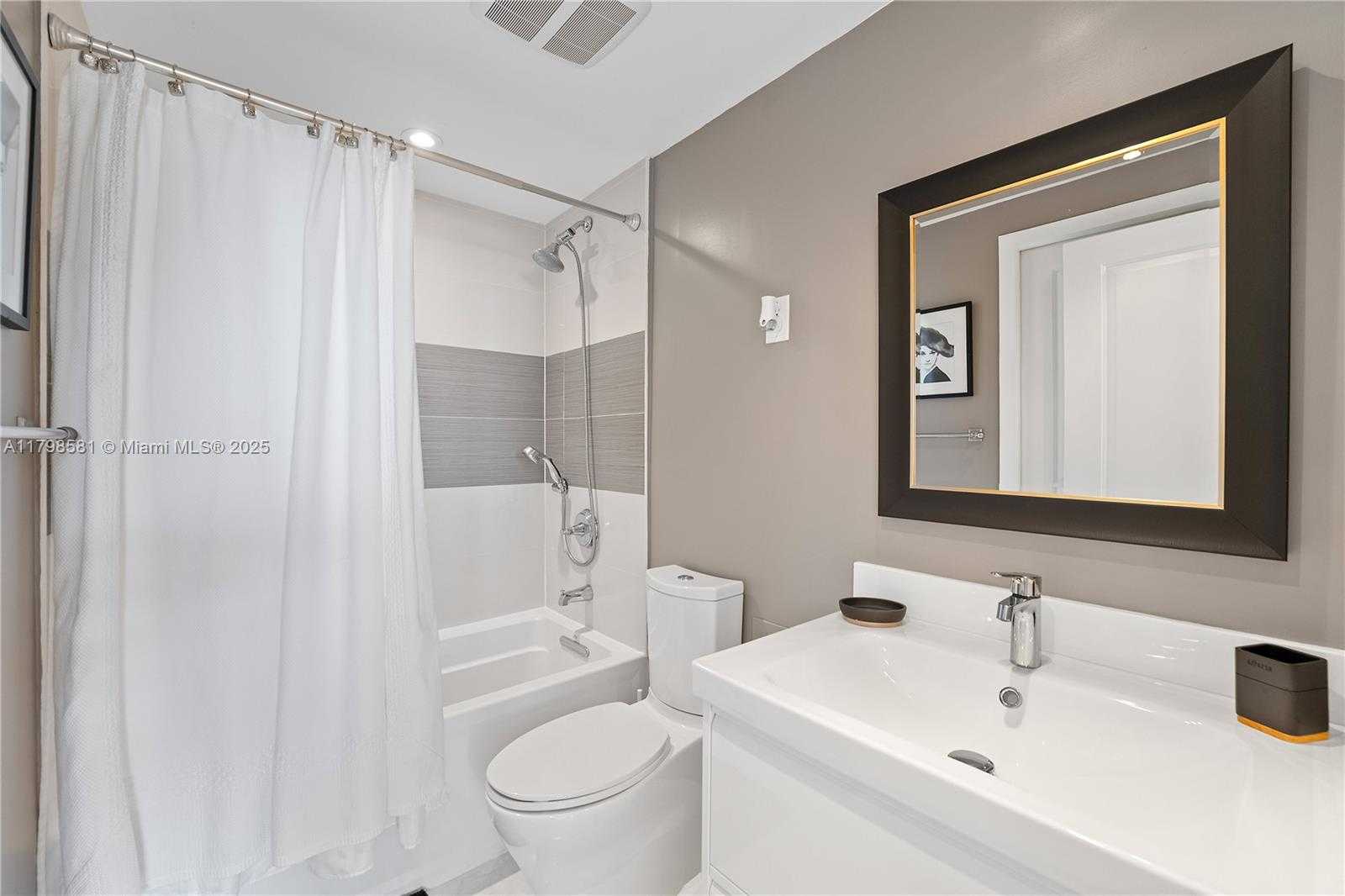 Small Image of 1408 BRICKELL BAY DR #1403, Miami Number 21