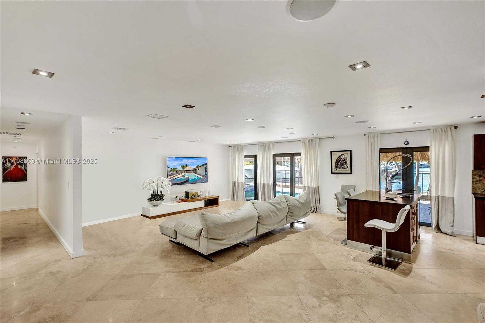 Small Image of 2075 IXORA RD, North Miami Number 15