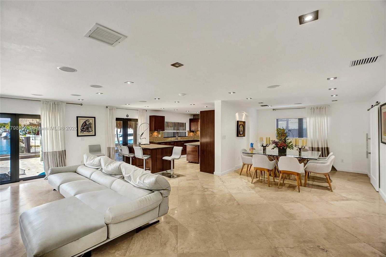 Small Image of 2075 IXORA RD, North Miami Number 16