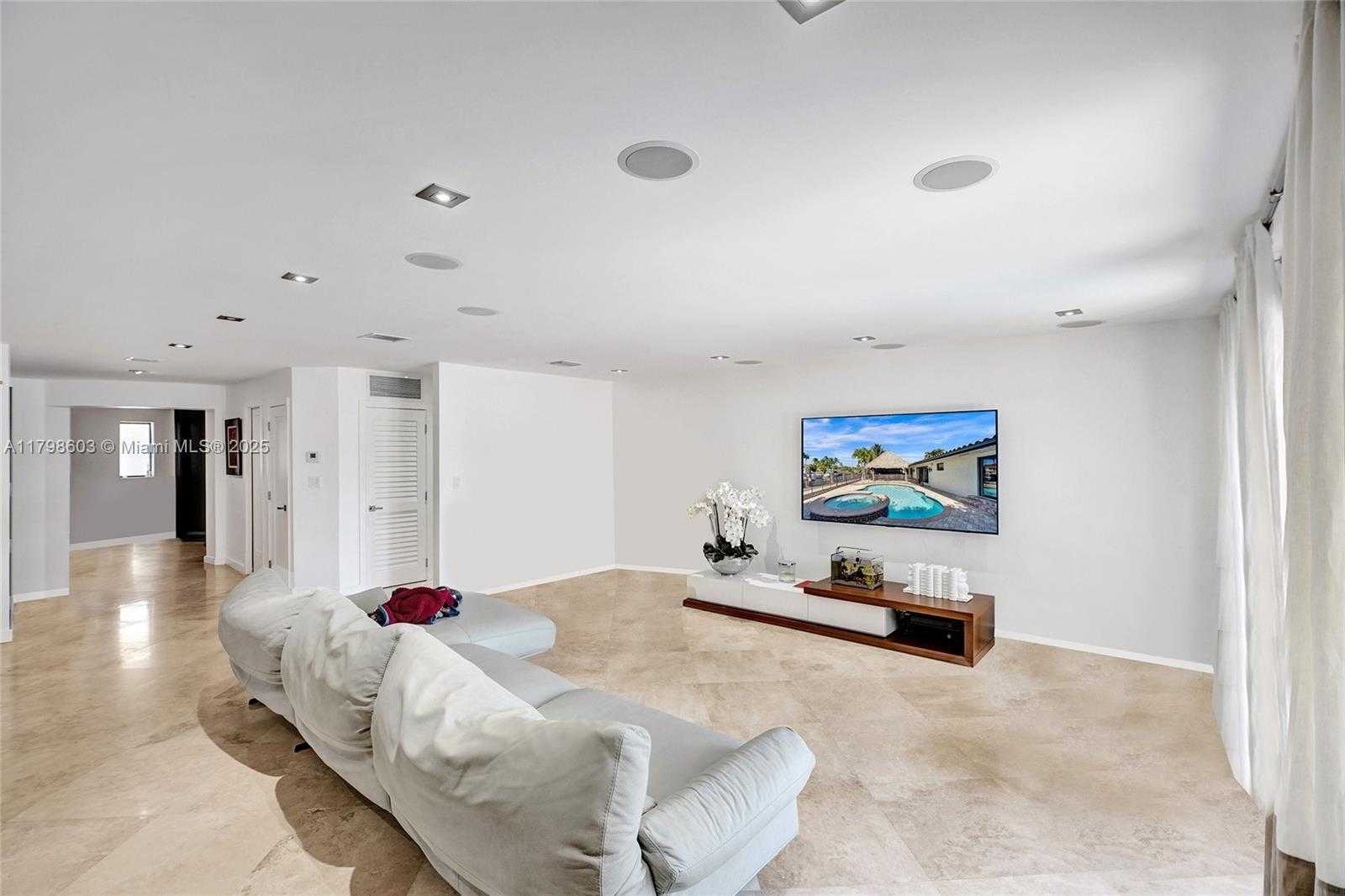 Small Image of 2075 IXORA RD, North Miami Number 17