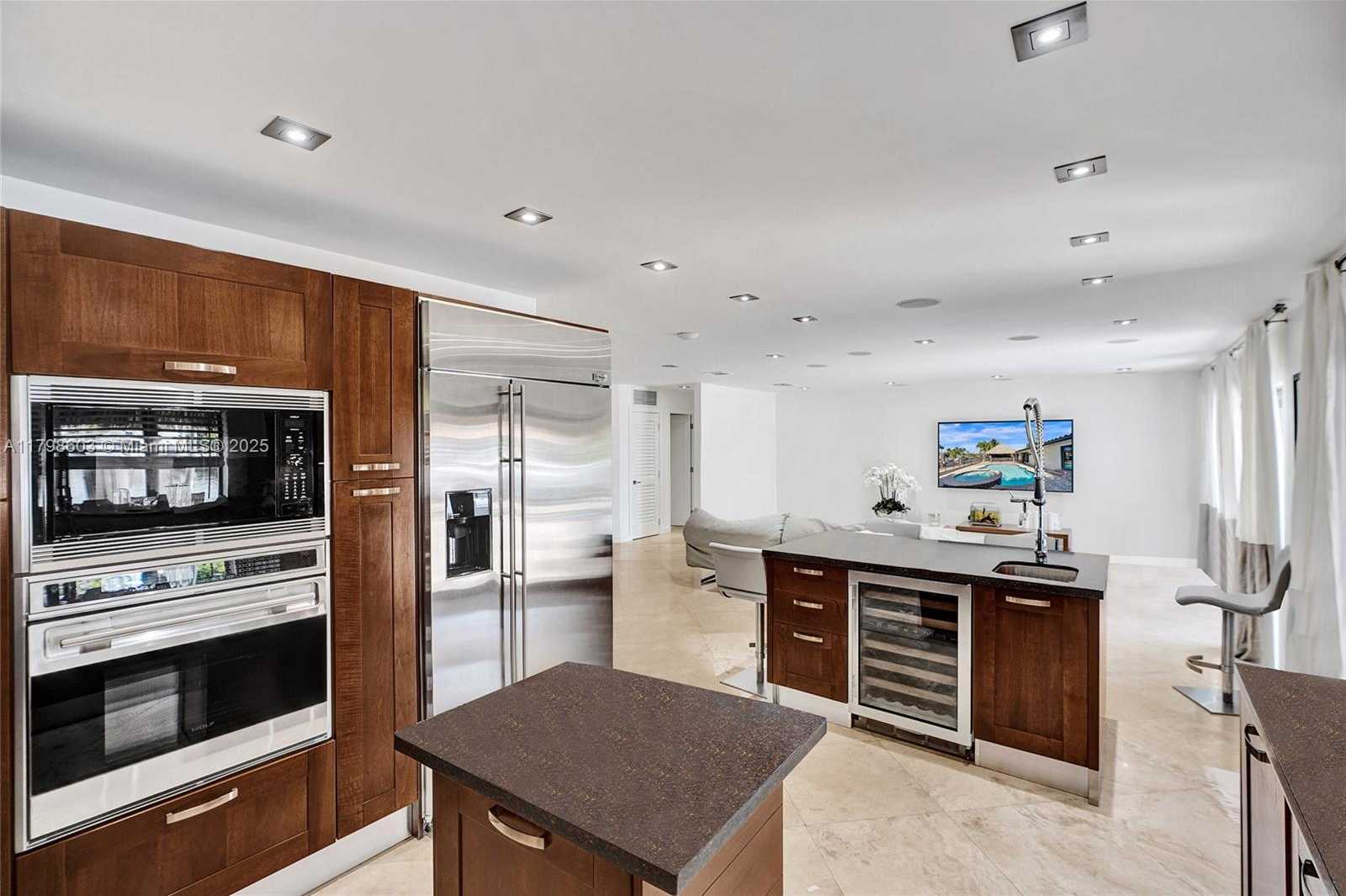 Small Image of 2075 IXORA RD, North Miami Number 19