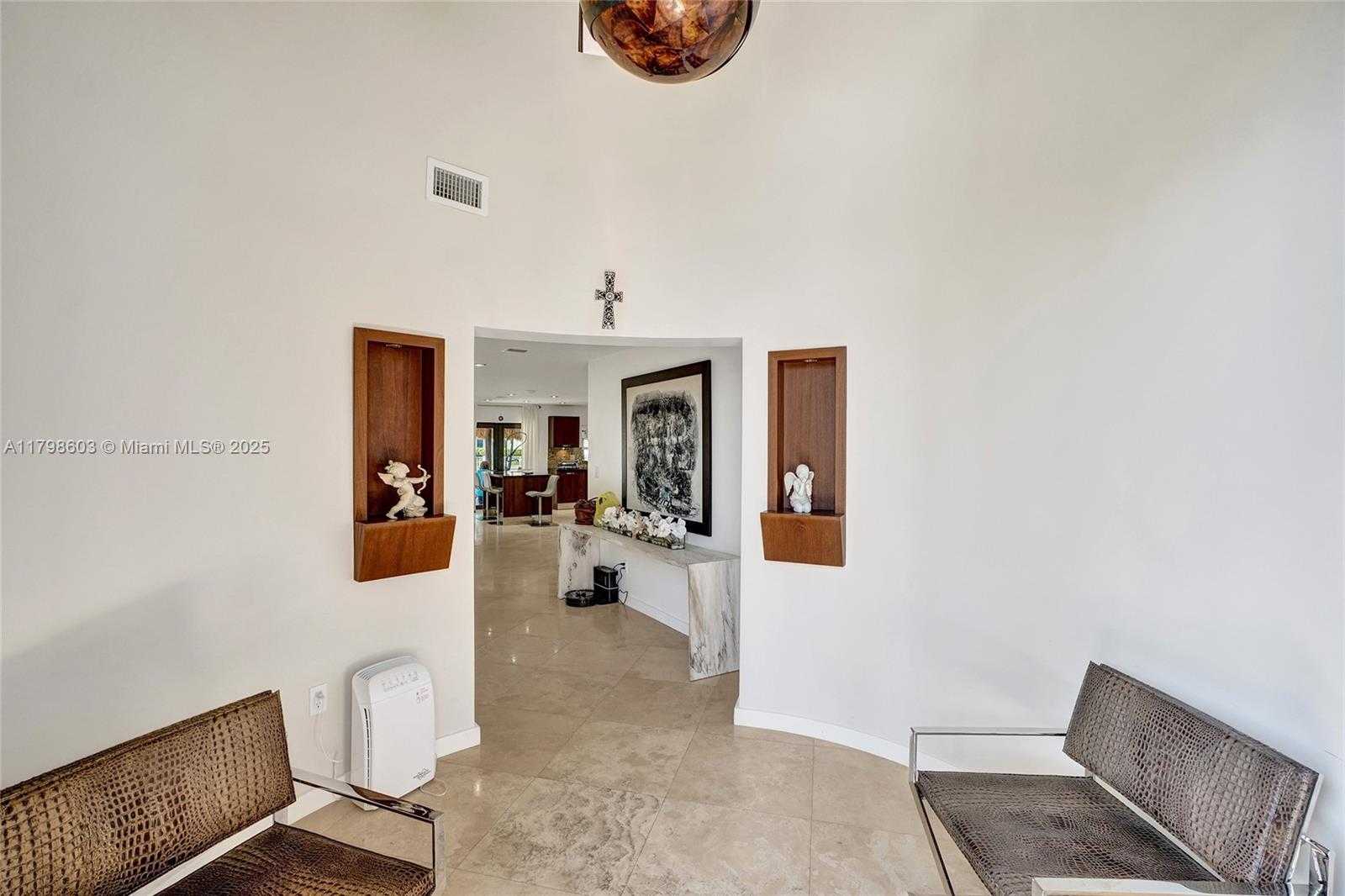 Small Image of 2075 IXORA RD, North Miami Number 21