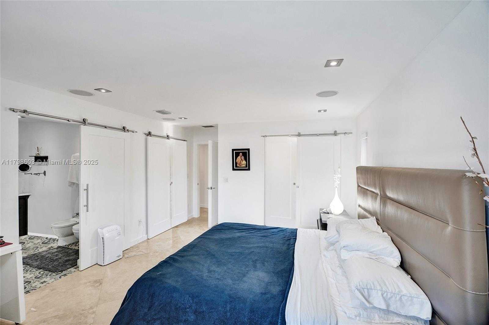 Small Image of 2075 IXORA RD, North Miami Number 23