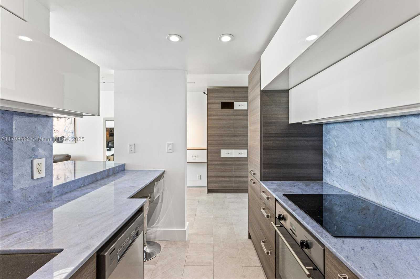 Small Image of 1000 WEST AVE #1518, Miami Beach Number 11
