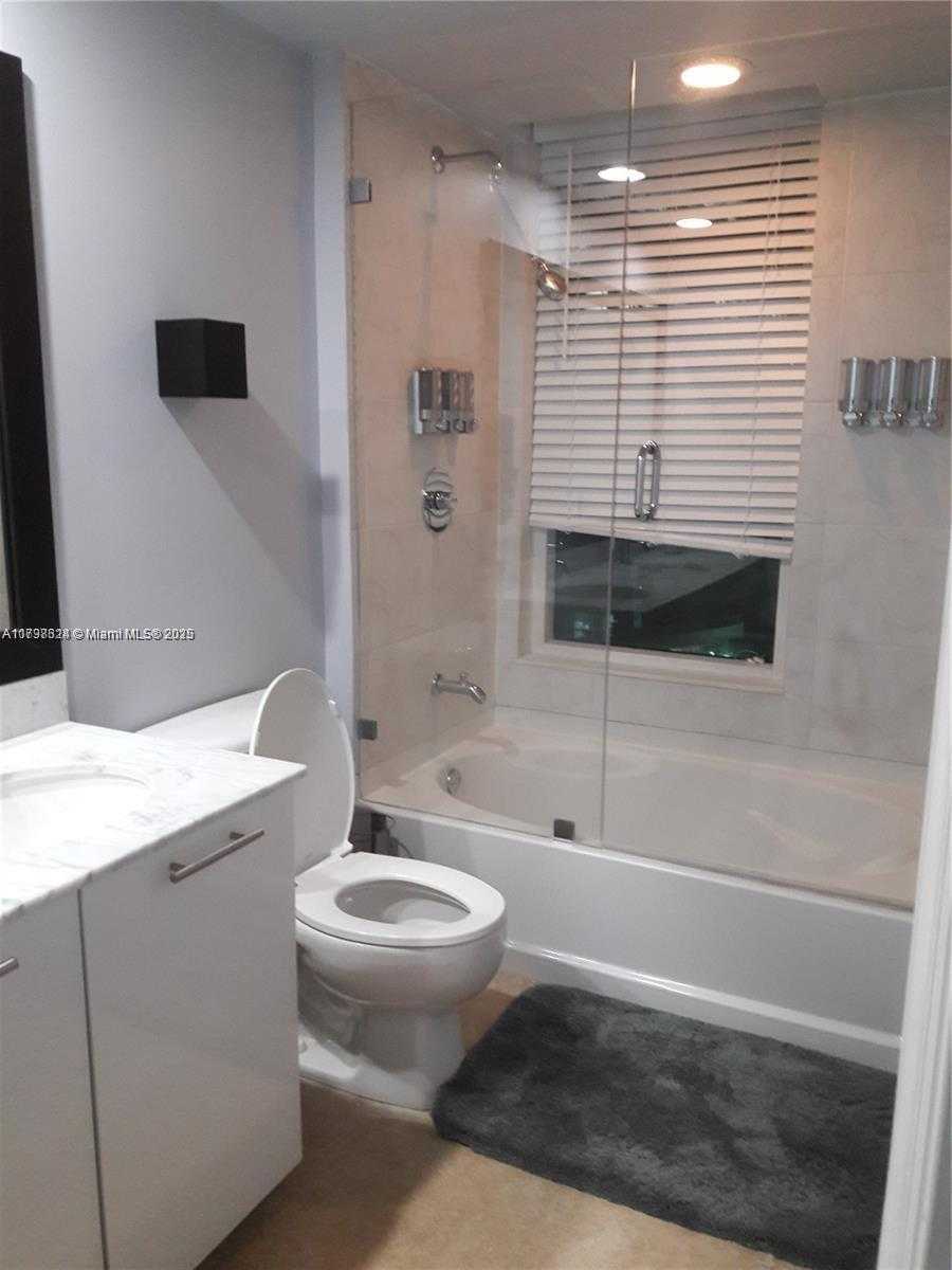 Small Image of 950 BRICKELL BAY DR #800, Miami Number 16