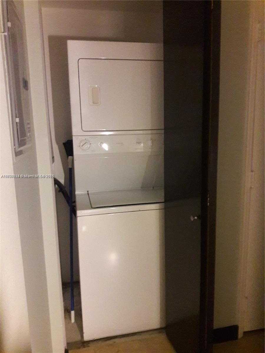 Small Image of 950 BRICKELL BAY DR #800, Miami Number 17