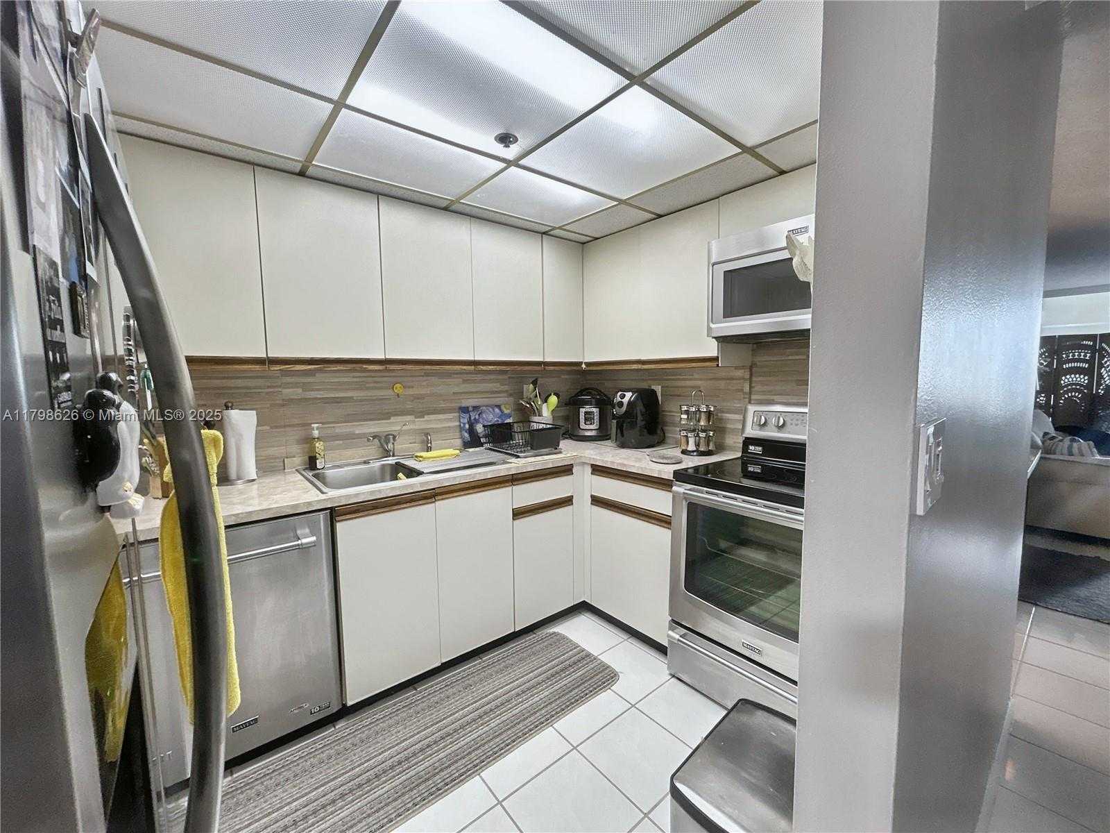 Small Image of 1717 NORTH BAYSHORE DR #A-2542, Miami Number 6