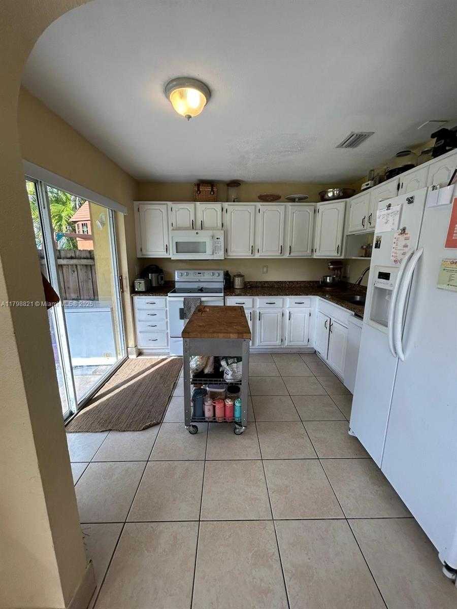 Small Image of 11737, Miami Number 5