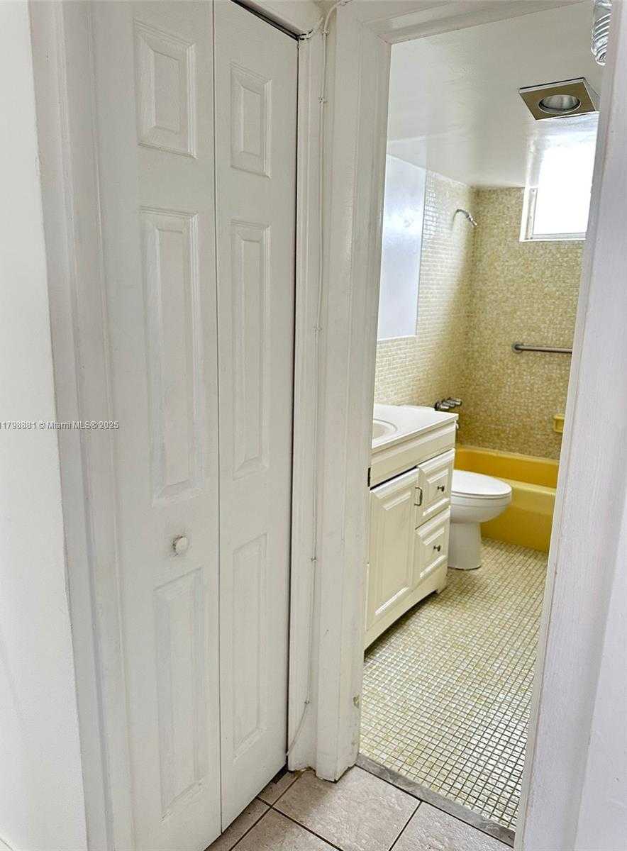 Small Image of 2920 POINT EAST DR #N408, Aventura Number 18