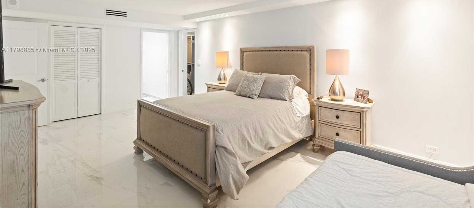 Small Image of 6039 COLLINS AVE #521, Miami Beach Number 19