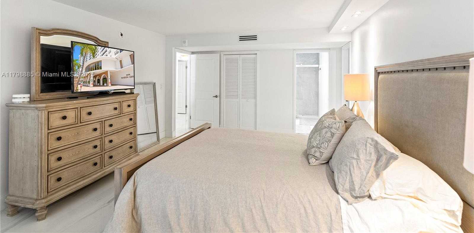 Small Image of 6039 COLLINS AVE #521, Miami Beach Number 20