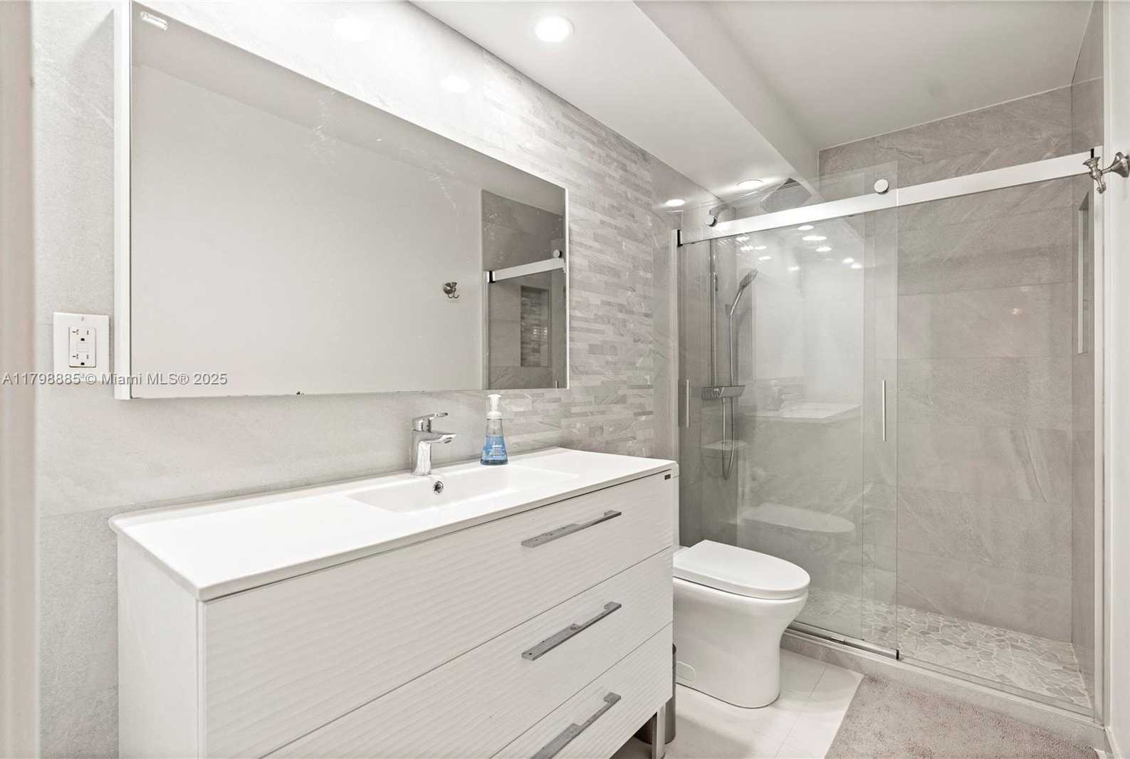 Small Image of 6039 COLLINS AVE #521, Miami Beach Number 21