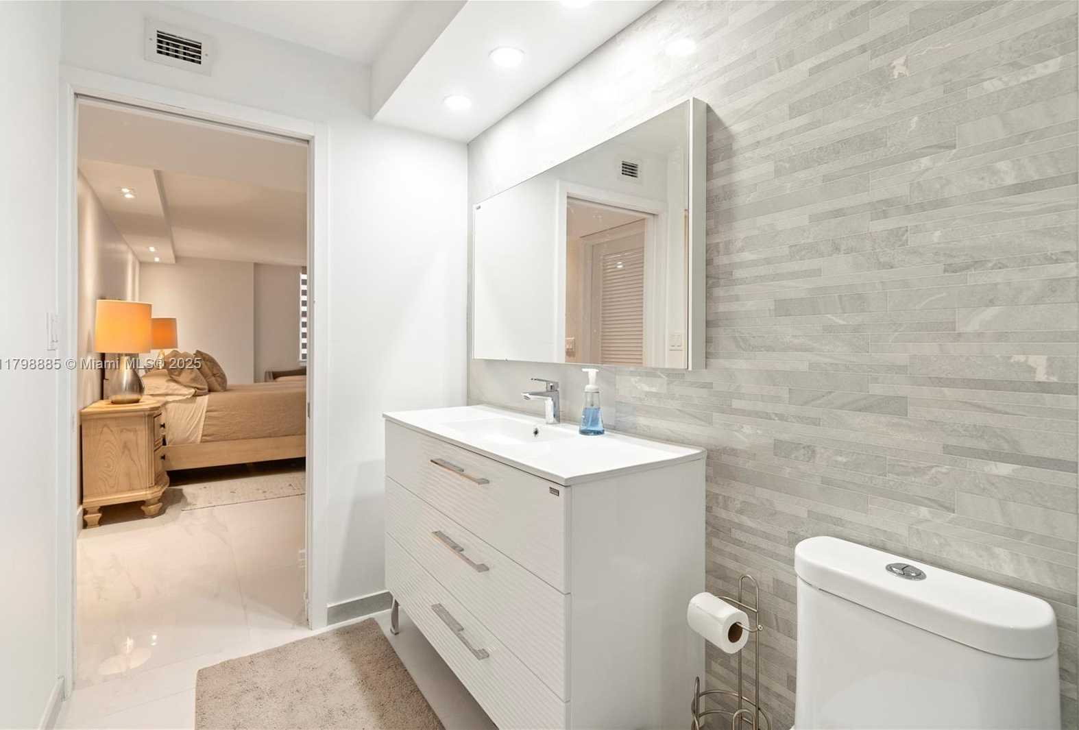 Small Image of 6039 COLLINS AVE #521, Miami Beach Number 22