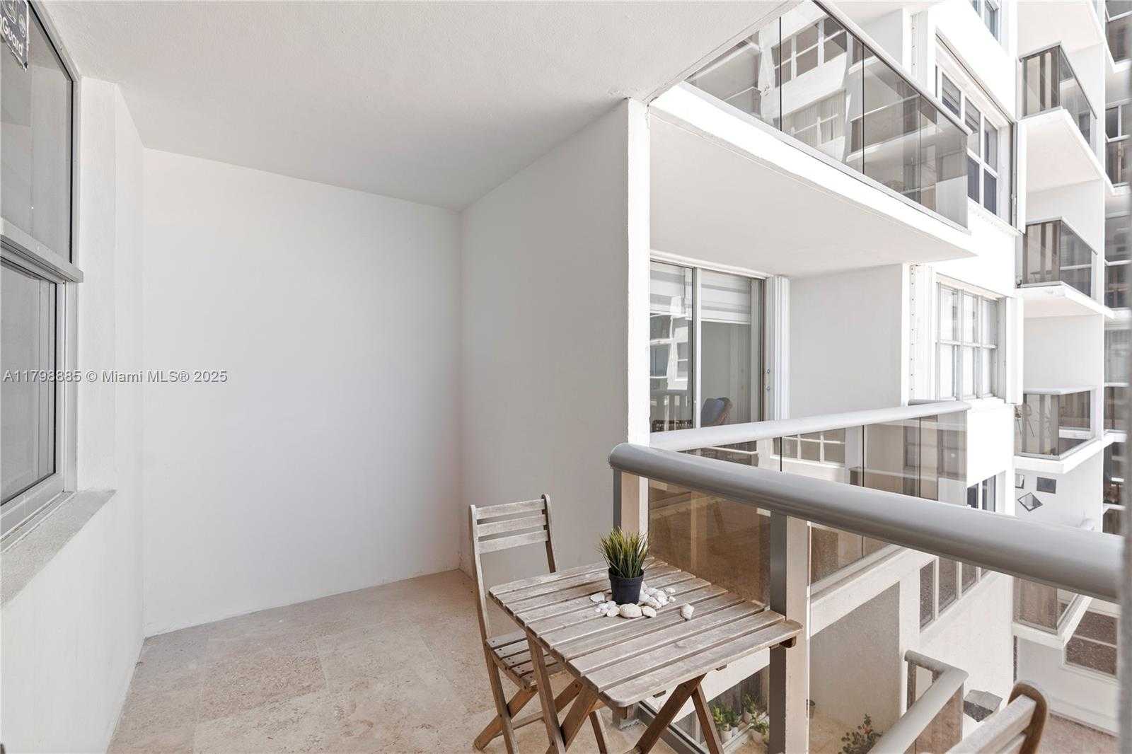 Small Image of 6039 COLLINS AVE #521, Miami Beach Number 27