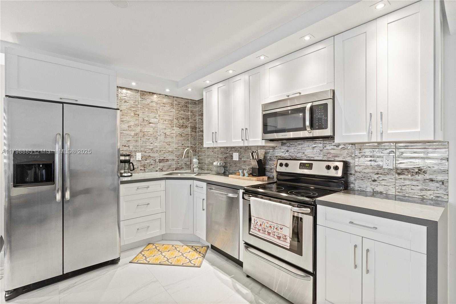 Small Image of 6039 COLLINS AVE #521, Miami Beach Number 3