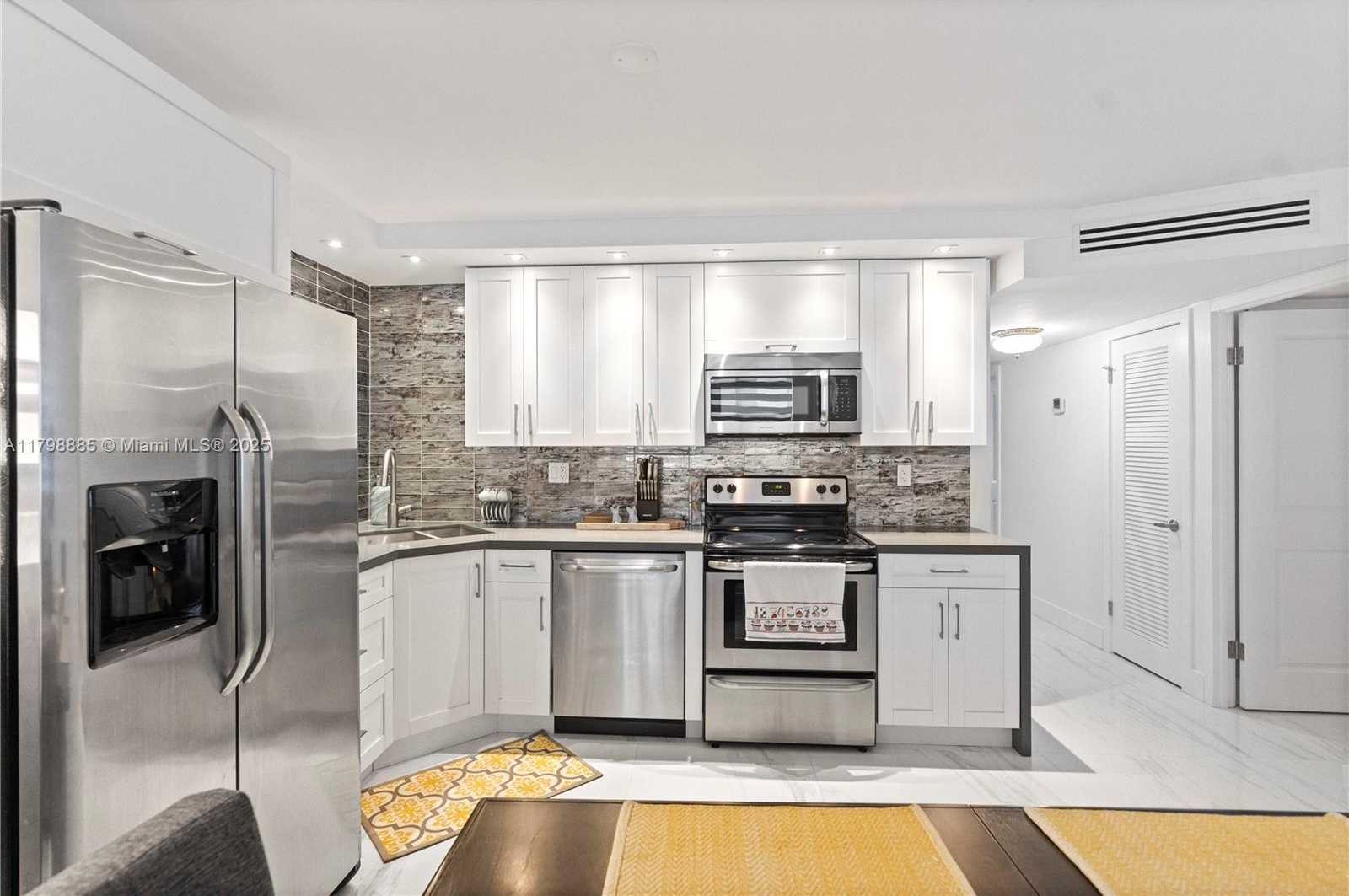 Small Image of 6039 COLLINS AVE #521, Miami Beach Number 4