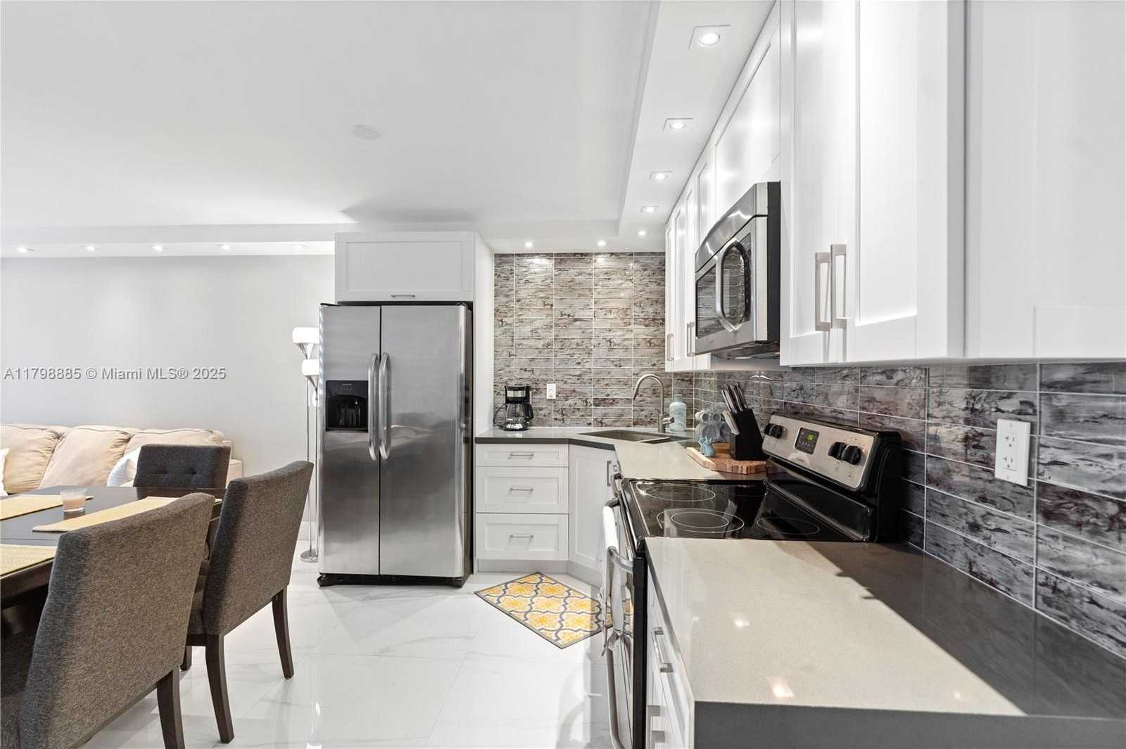 Small Image of 6039 COLLINS AVE #521, Miami Beach Number 5