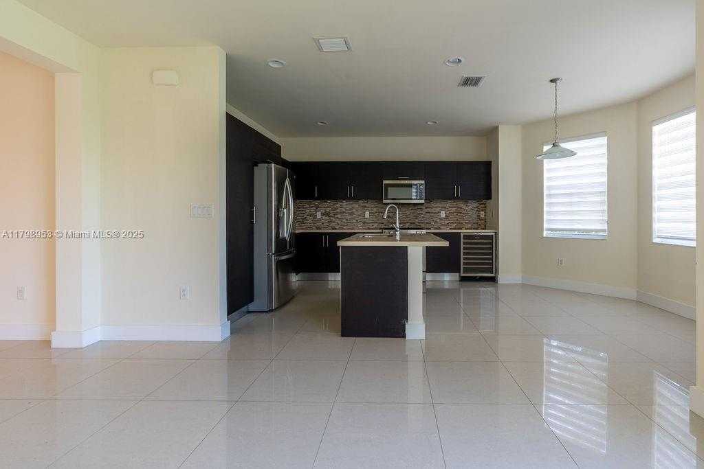 Small Image of 10464 NORTH WEST 70TH LN, Doral Number 12