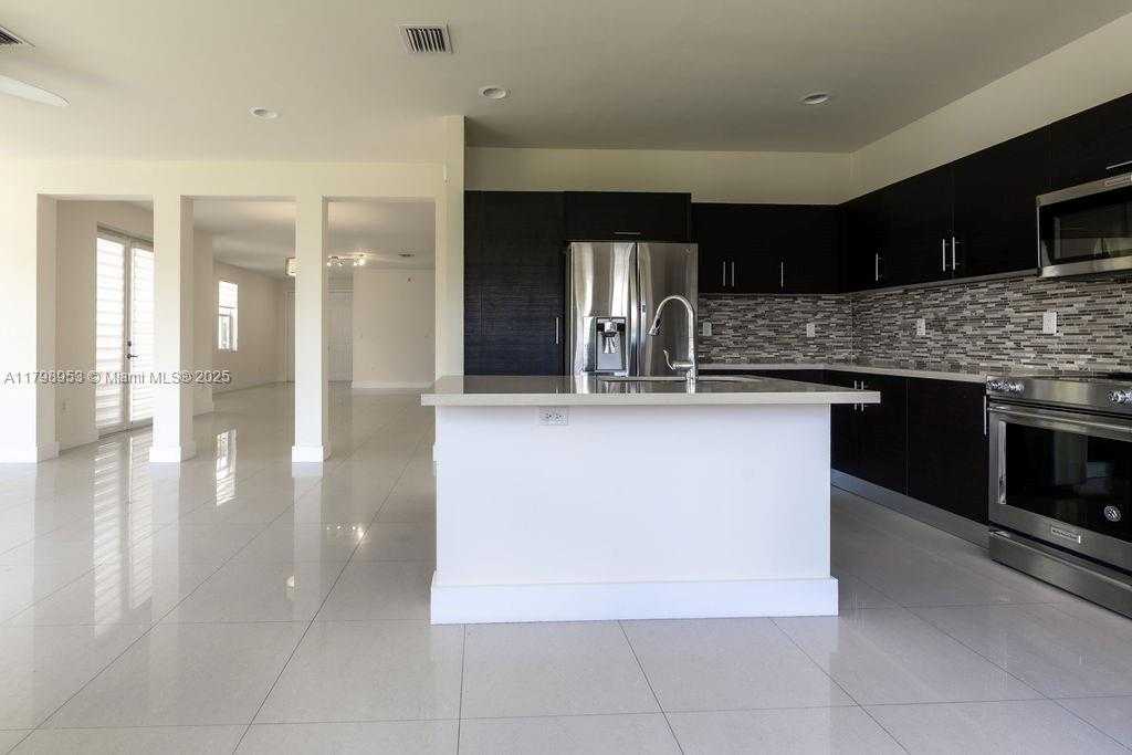 Small Image of 10464 NORTH WEST 70TH LN, Doral Number 13