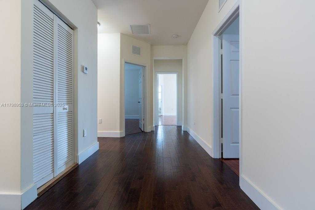 Small Image of 10464 NORTH WEST 70TH LN, Doral Number 14