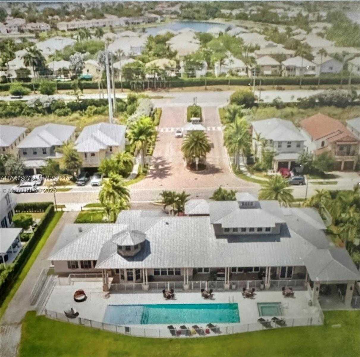 Small Image of 10464 NORTH WEST 70TH LN, Doral Number 2