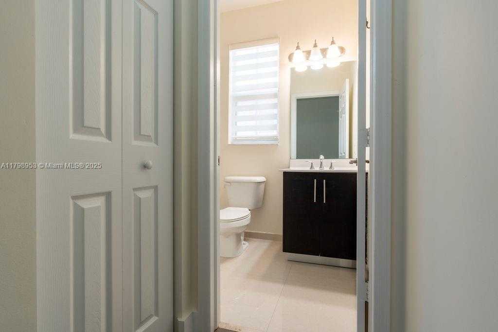 Small Image of 10464 NORTH WEST 70TH LN, Doral Number 29