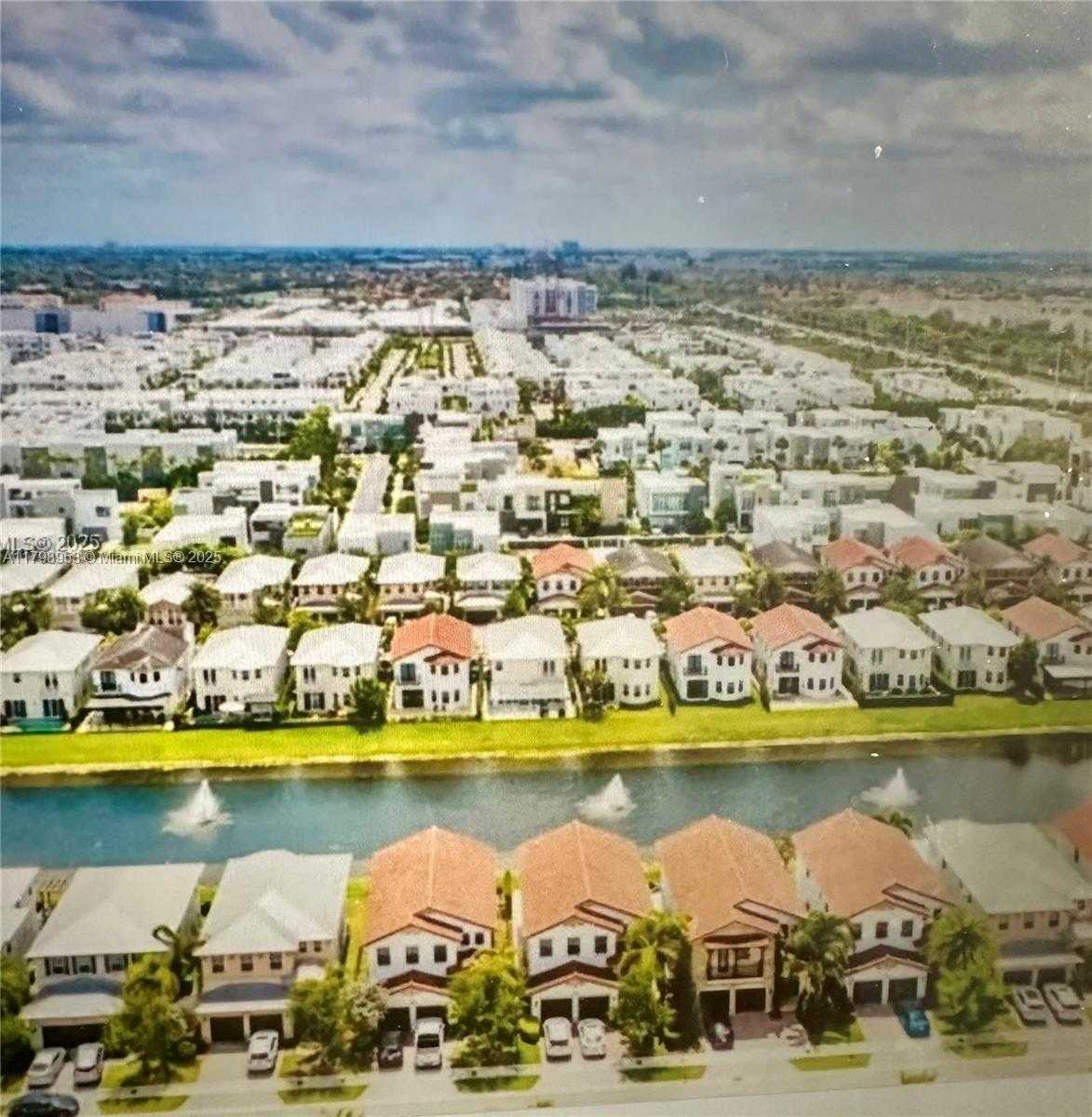 Small Image of 10464 NORTH WEST 70TH LN, Doral Number 3