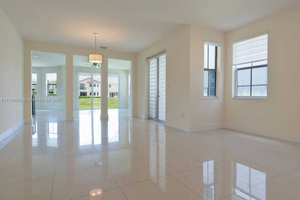 Small Image of 10464 NORTH WEST 70TH LN, Doral Number 31