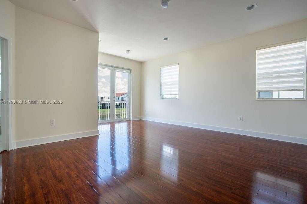 Small Image of 10464 NORTH WEST 70TH LN, Doral Number 32