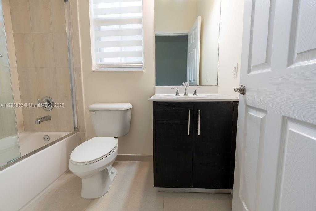Small Image of 10464 NORTH WEST 70TH LN, Doral Number 33