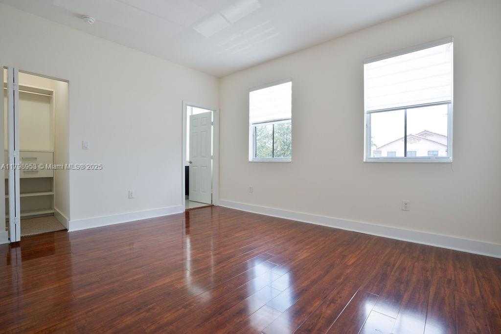Small Image of 10464 NORTH WEST 70TH LN, Doral Number 36