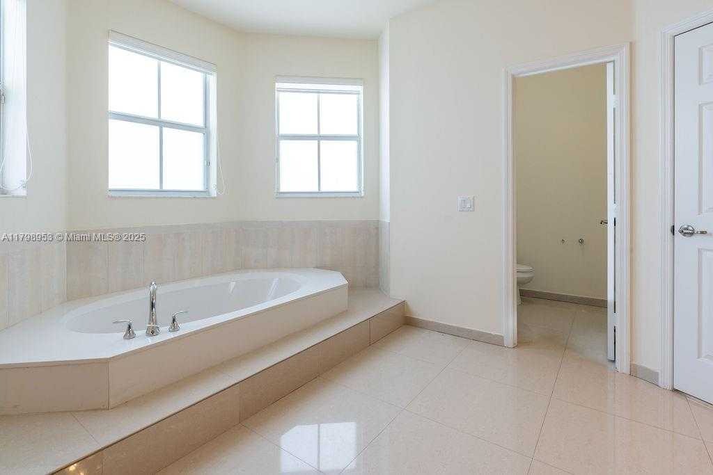 Small Image of 10464 NORTH WEST 70TH LN, Doral Number 41