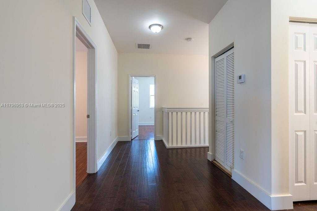 Small Image of 10464 NORTH WEST 70TH LN, Doral Number 49