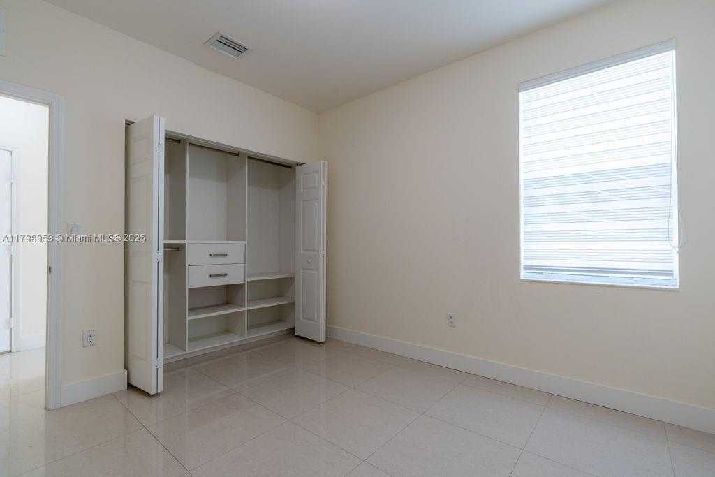 Small Image of 10464 NORTH WEST 70TH LN, Doral Number 54