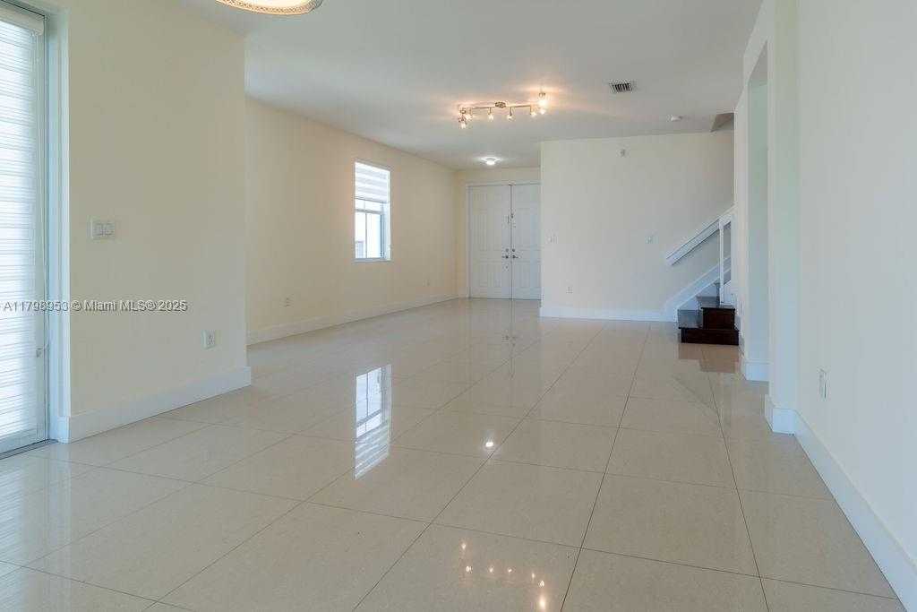 Small Image of 10464 NORTH WEST 70TH LN, Doral Number 7