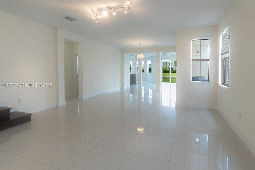 Small Image of 10464 NORTH WEST 70TH LN, Doral Number 9