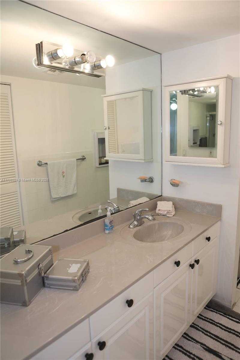 Small Image of 55 OCEAN LANE DR #3030, Key Biscayne Number 26