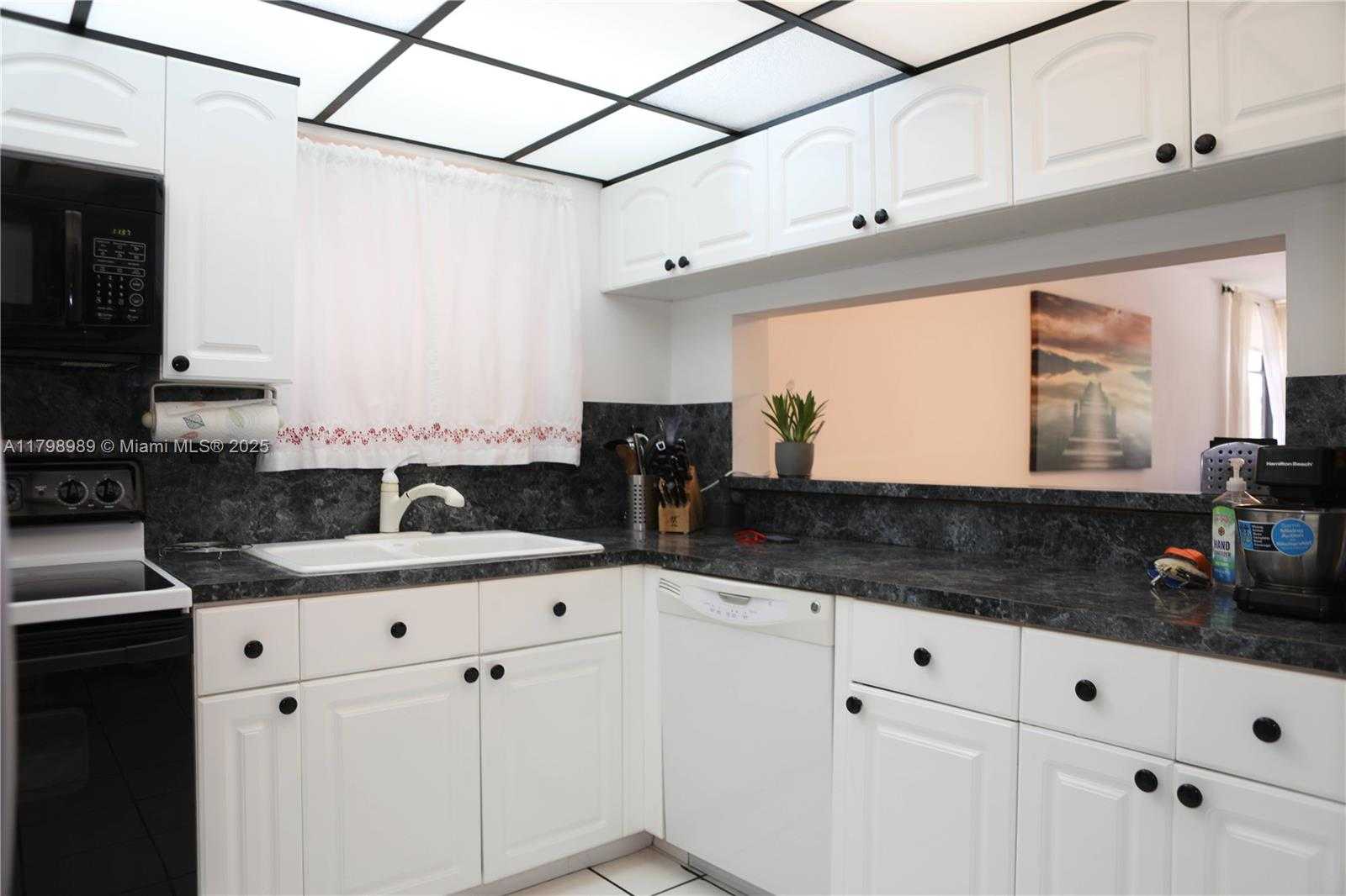 Small Image of 55 OCEAN LANE DR #3030, Key Biscayne Number 33
