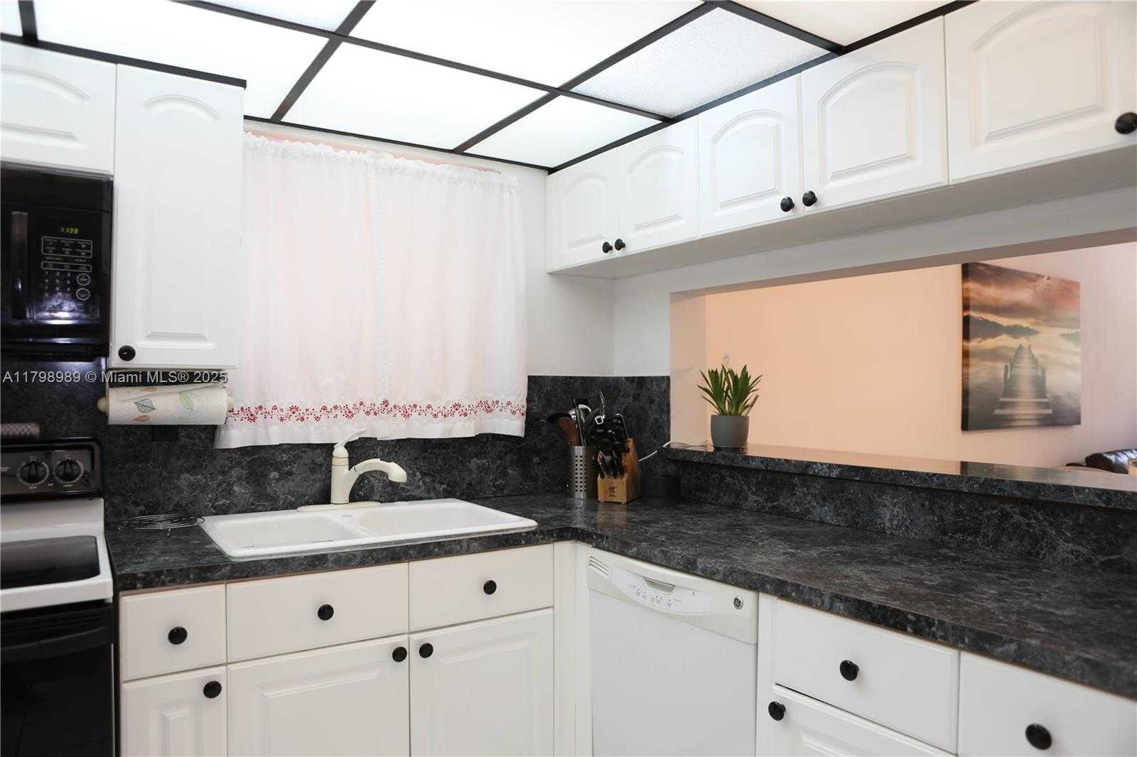 Small Image of 55 OCEAN LANE DR #3030, Key Biscayne Number 34