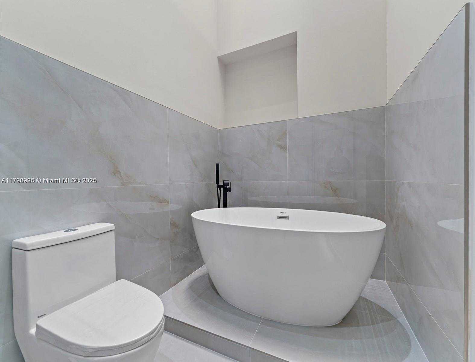 Small Image of 3501 MAGELLAN #638, Aventura Number 12