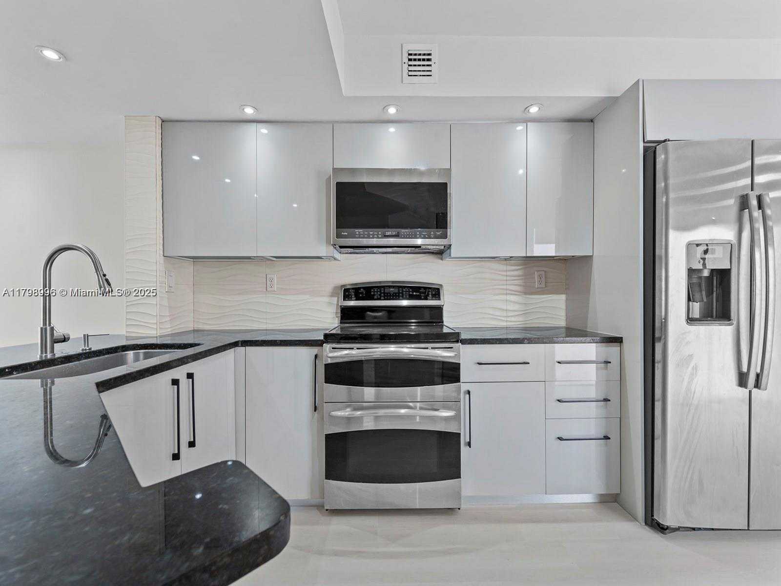 Small Image of 3501 MAGELLAN #638, Aventura Number 2