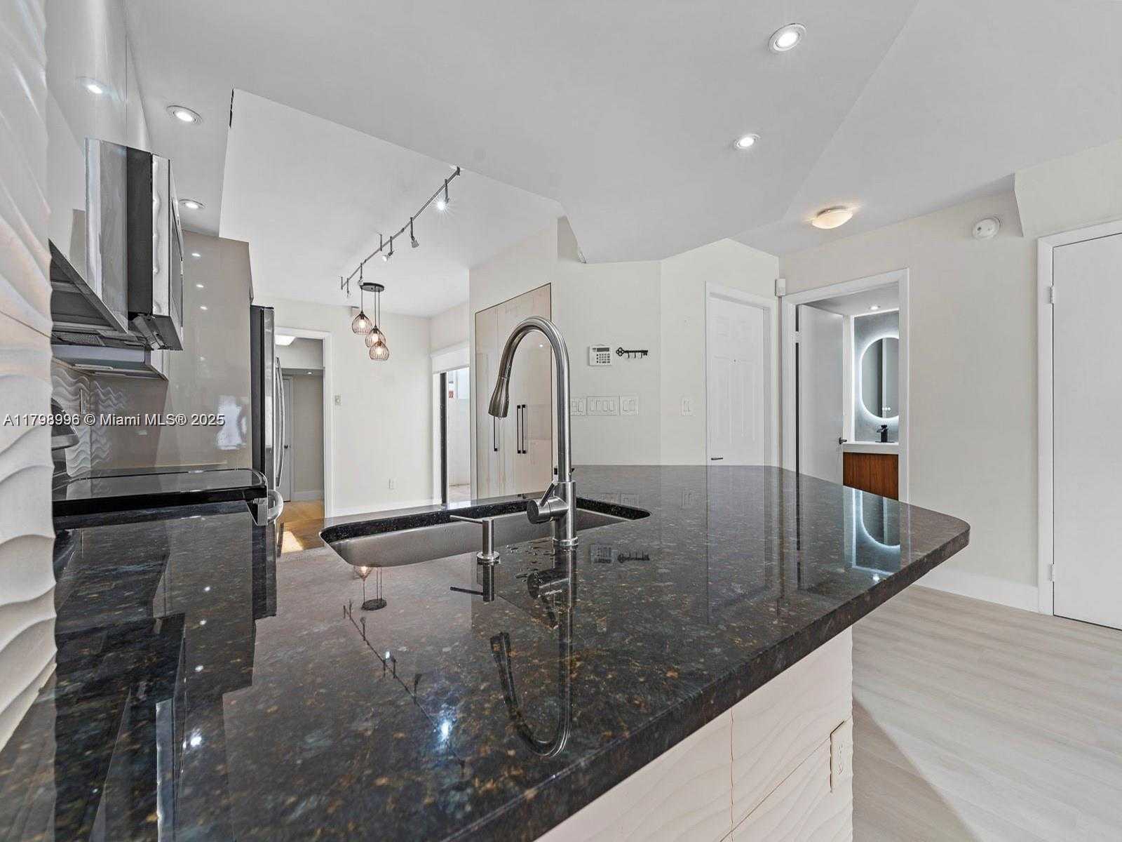 Small Image of 3501 MAGELLAN #638, Aventura Number 3