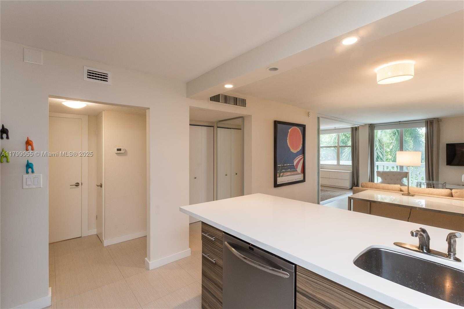 Small Image of 1020 MERIDIAN AVE #307, Miami Beach Number 4
