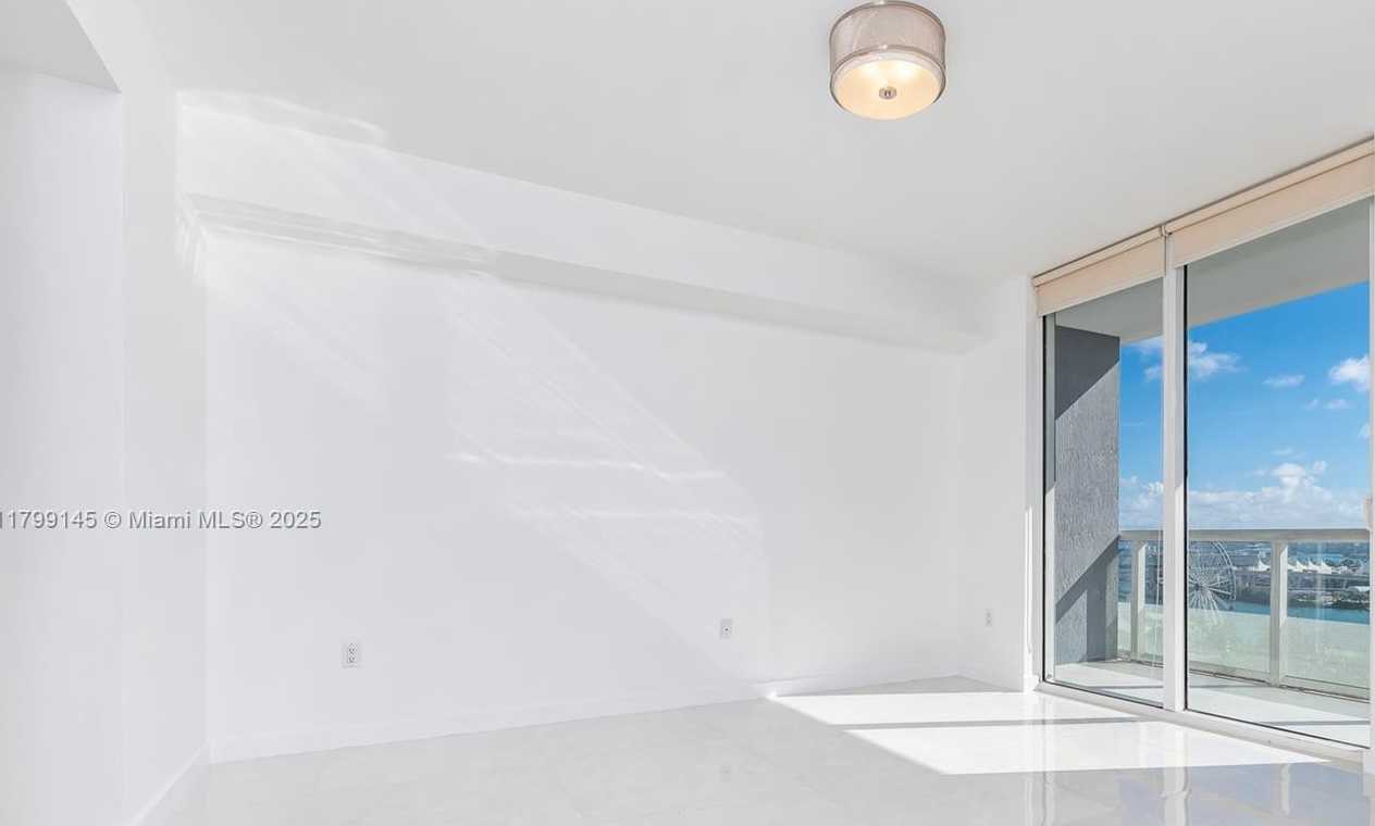 Small Image of 50 Biscayne Blvd, Miami, FL 33132, USA Number 9