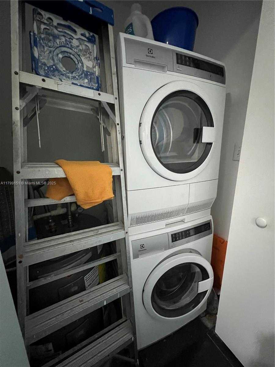 Small Image of 900 BISCAYNE BLVD #2304, Miami Number 24