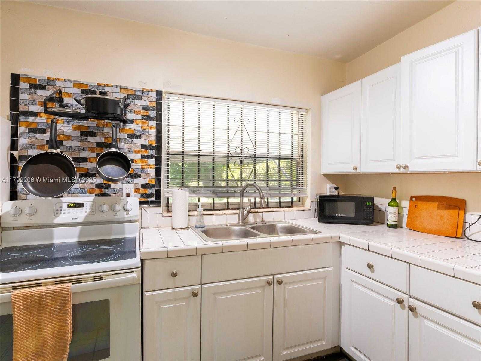 Small Image of 6320 SOUTH WEST 58TH PL, South Miami Number 10