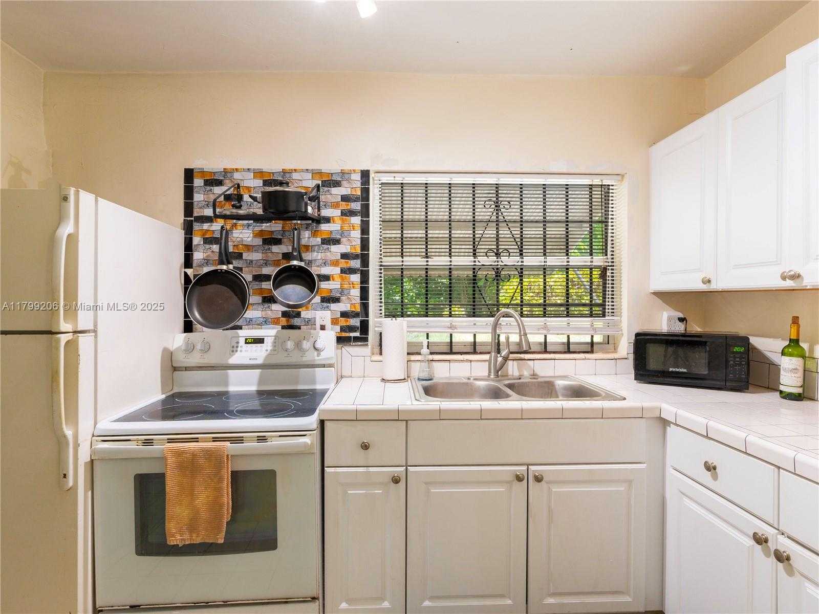 Small Image of 6320 SOUTH WEST 58TH PL, South Miami Number 11