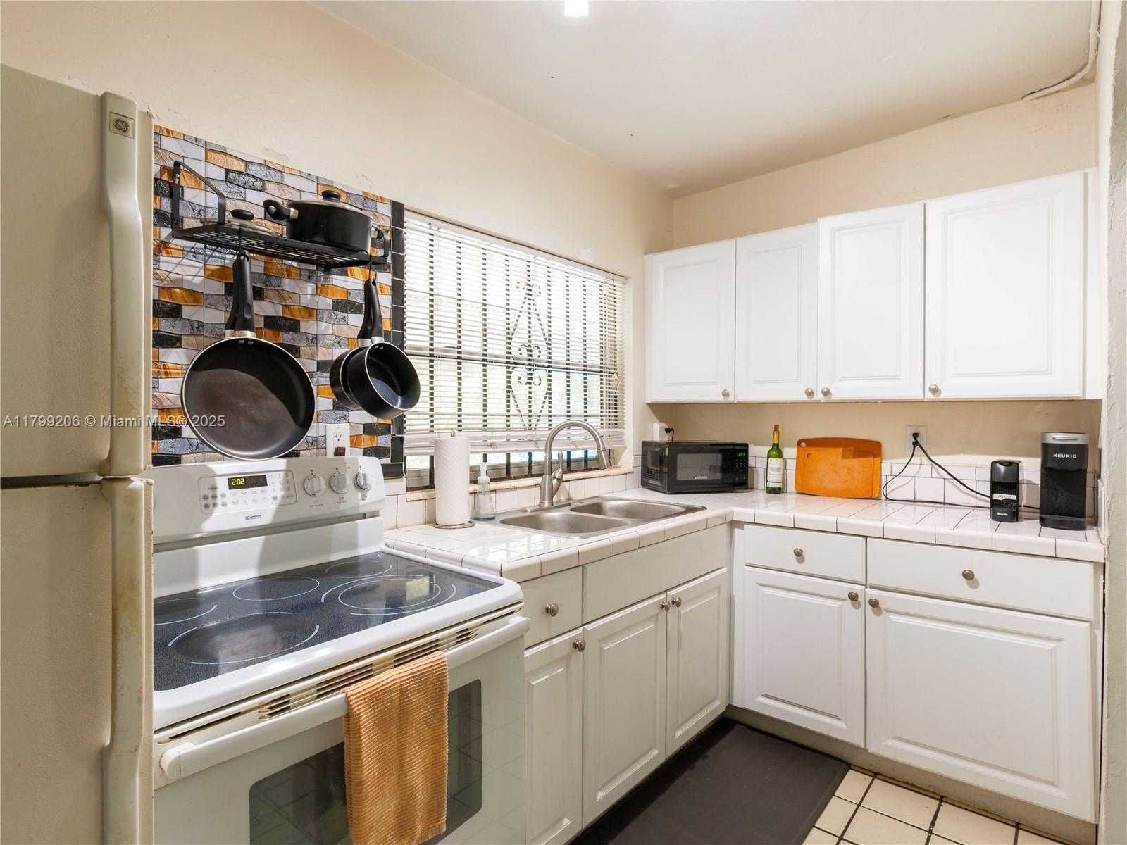 Small Image of 6320 SOUTH WEST 58TH PL, South Miami Number 12
