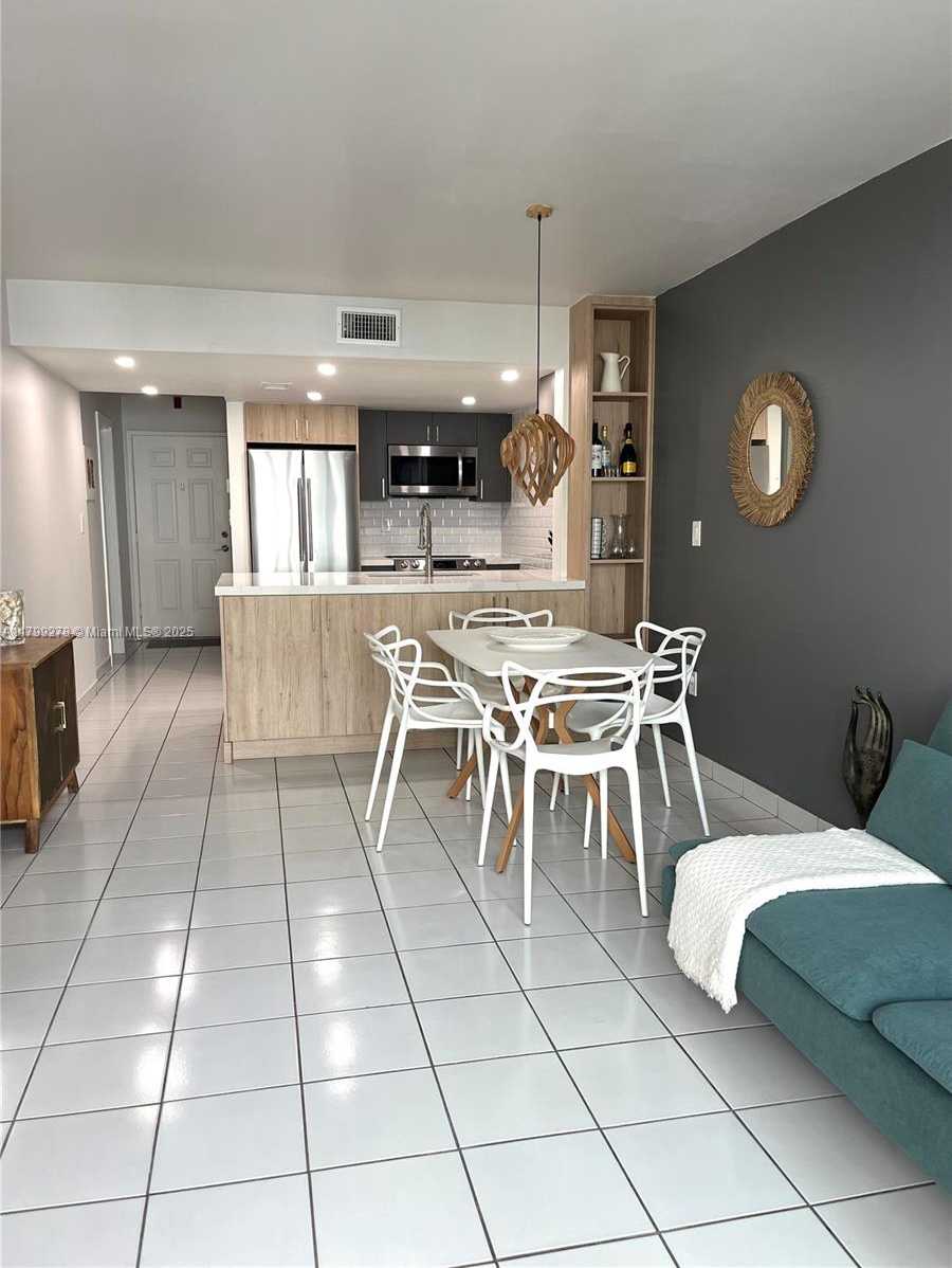 Small Image of 6801 HARDING AVE #323, Miami Beach Number 3